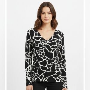 Black and White Giraffe Pattern Sweater L